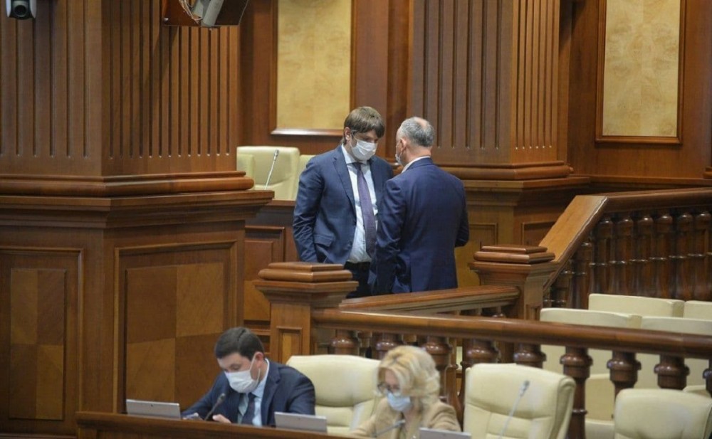 Ce ar fi discutat Dodon cu Spînu pe scările Parlamentului. Dezvăluiri exclusive